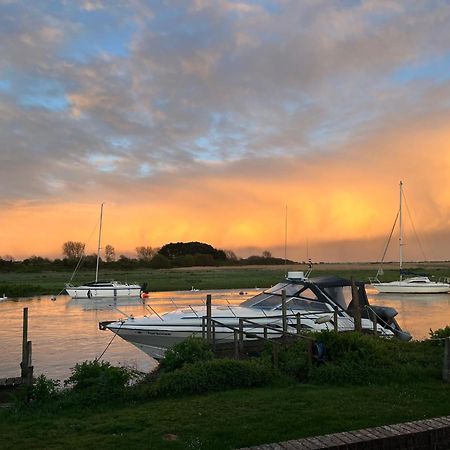 Hot Tub With A View - Christchurch Harbour Exterior foto