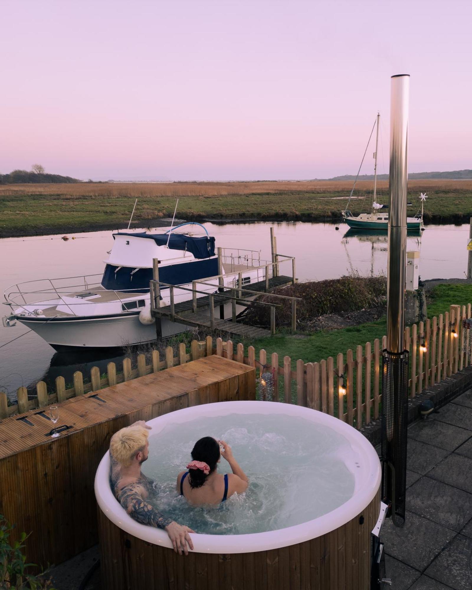 Hot Tub With A View - Christchurch Harbour Exterior foto